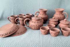 Комплект-керамической-посуды-украшенный-орнаментом-по-мотивам-кубанской-традиционной-вышивки